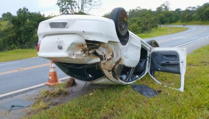 Duas mulheres ficaram feridas após um carro capotar na MG-050, entre Formiga e Divinópolis.