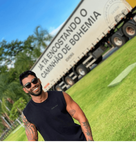 Gusttavo Lima recebe caminhão de cerveja com estoque para 6 meses