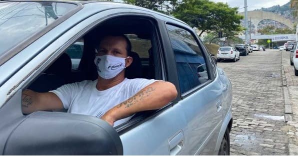 Motorista de aplicativo leva idosos de graça para vacinar contra a COVID-19