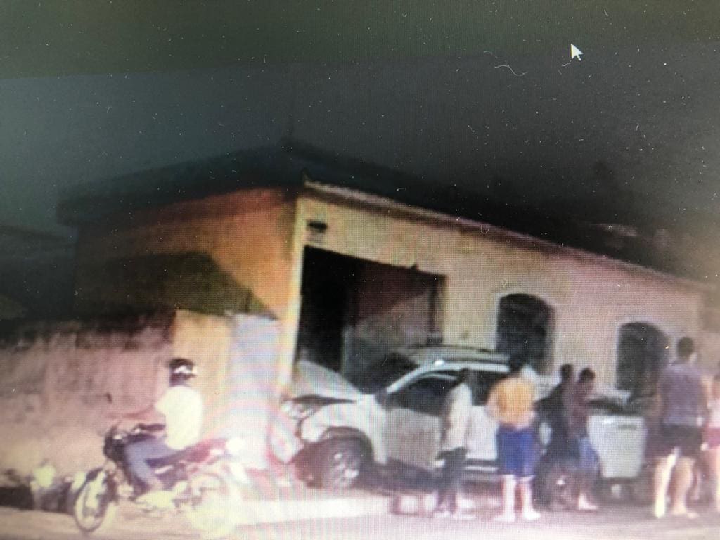 Motorista embriagado bate contra casa em Formiga