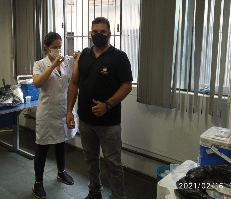 Secretaria de Saúde de Divinópolis vacina agentes funerários