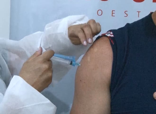 Trabalhadores de saúde são vacinados neste sábado em Divinópolis