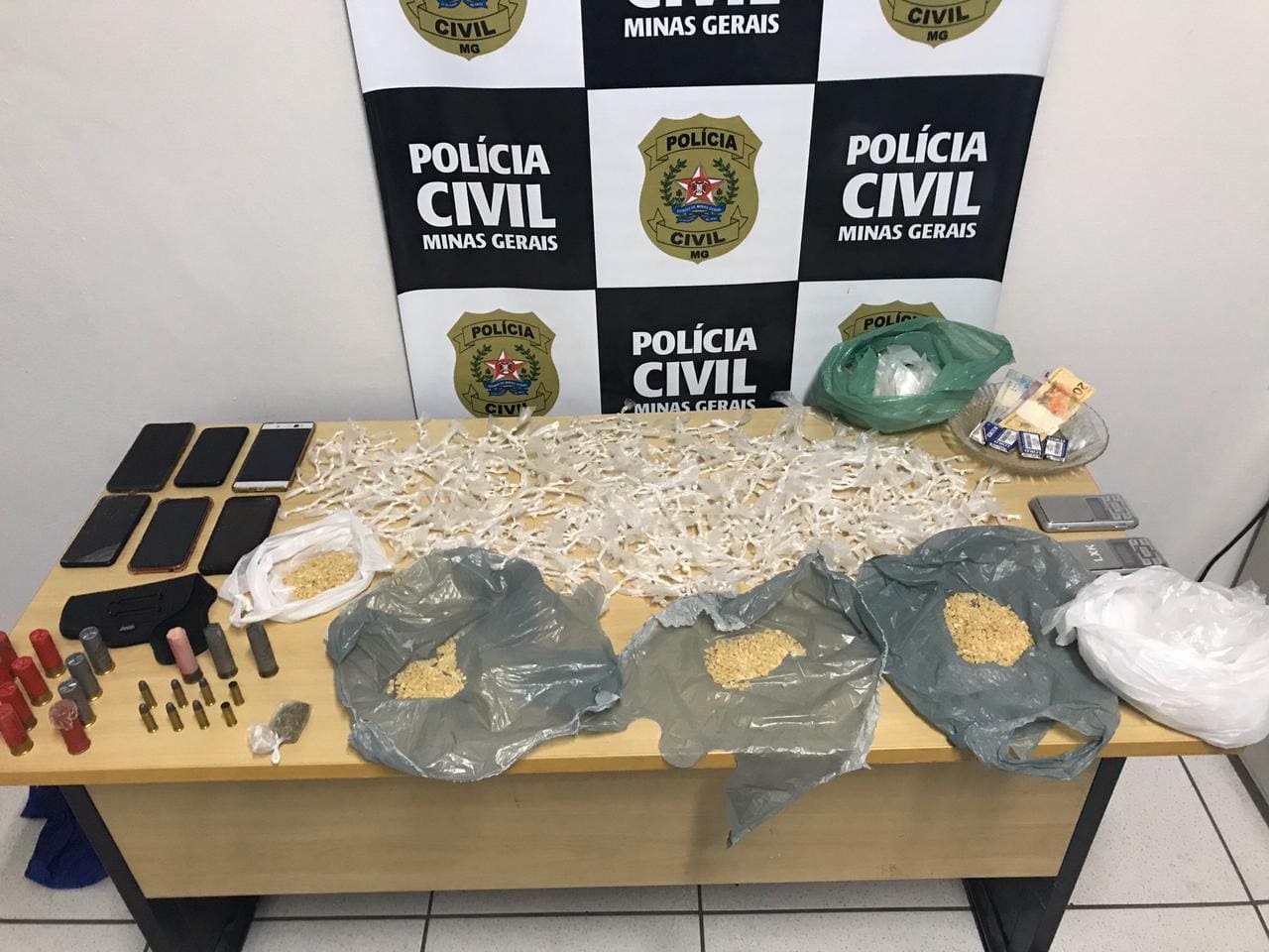 Polícia Civil prende dupla e apreende mais de 5 mil pedras de crack