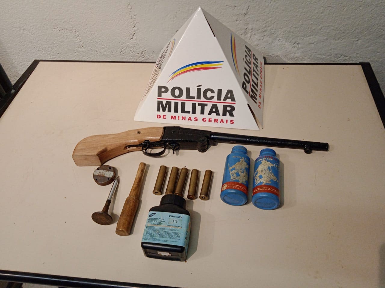 Divinópolis: Após denúncia, PM prende suspeito com arma de fogo no bairro Santa Lúcia