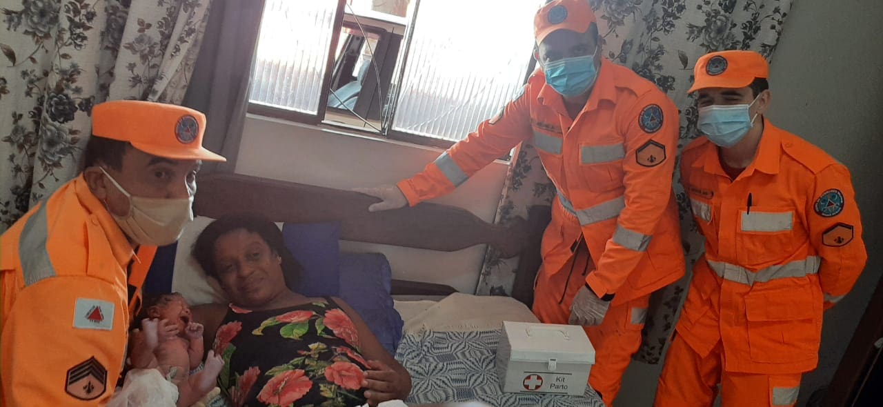 Bombeiros auxiliam em parto no Nilda Barros, em Divinópolis