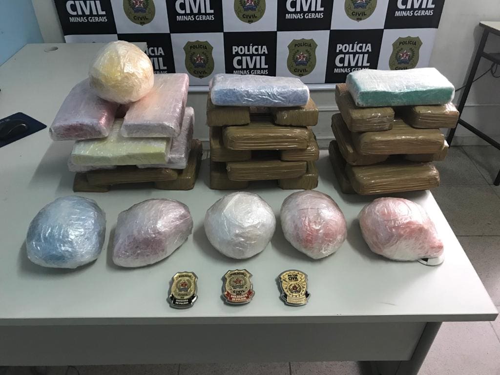 Polícia Civil encontra pasta base de cocaína e mais de 24 kg de crack em carro abandonado