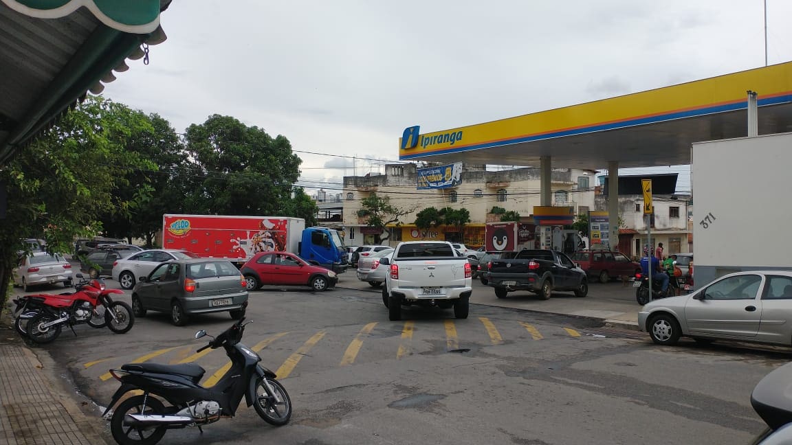 Anuncio de greve dos tanqueiros causa fila nos postos de combustíveis em Divinópolis, matéria atualizada 14:54h