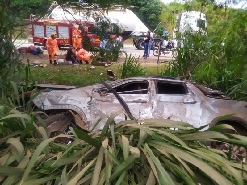 Acidente entre caminhonete e moto na BR-262 deixa cinco feridos; idoso de 79 anos e criança estão entre as vítimas