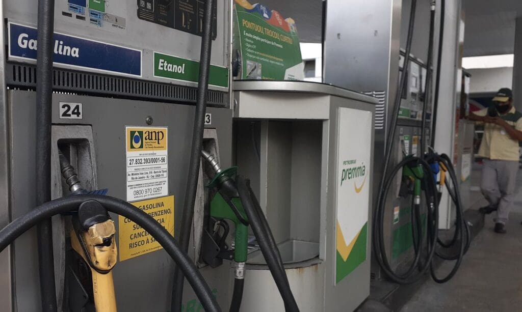 Transoeste divulga nota de repúdio contra mais um aumento irresponsável do diesel no país e pede a prefeitura providências urgentes. É necessário aumento da tarifa ou do custeio dos serviços. O diesel subiu mais de 50 por cento em 6 meses. É um absurdo!