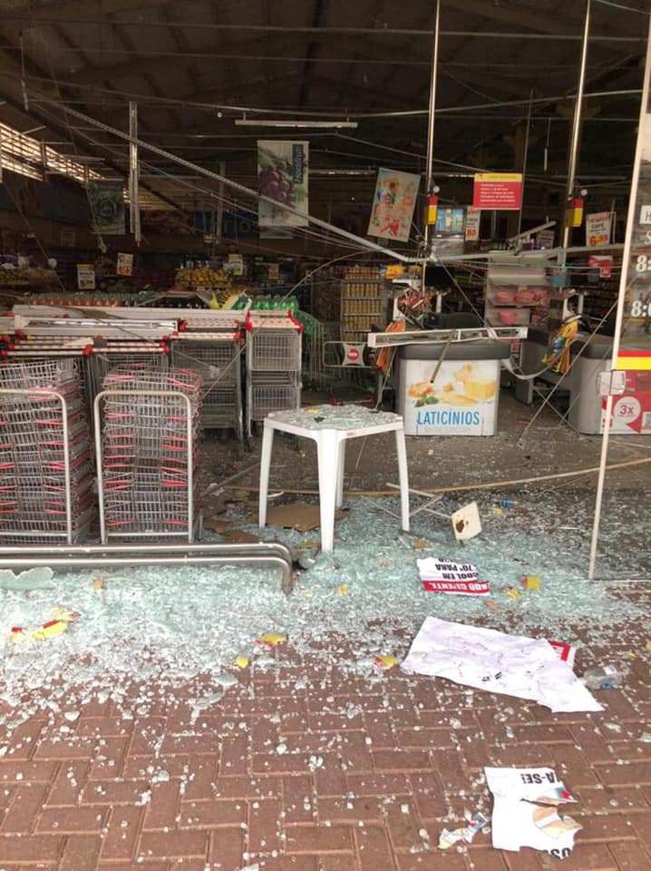 Criminosos explodem supermercado e tentam roubar cofre