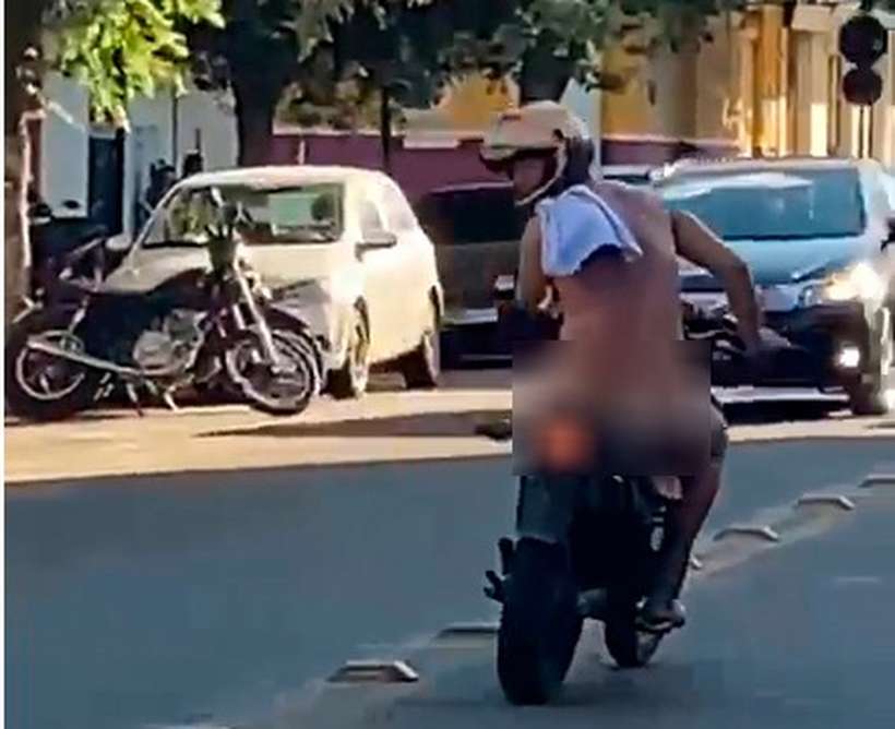 Video registra motoqueiro peladão, ele pilotou sua motocicleta completamente nu.