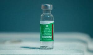 A Pfizer completou, na noite desta quinta-feira (10), a entrega de 2,4 milh&otilde;es de doses