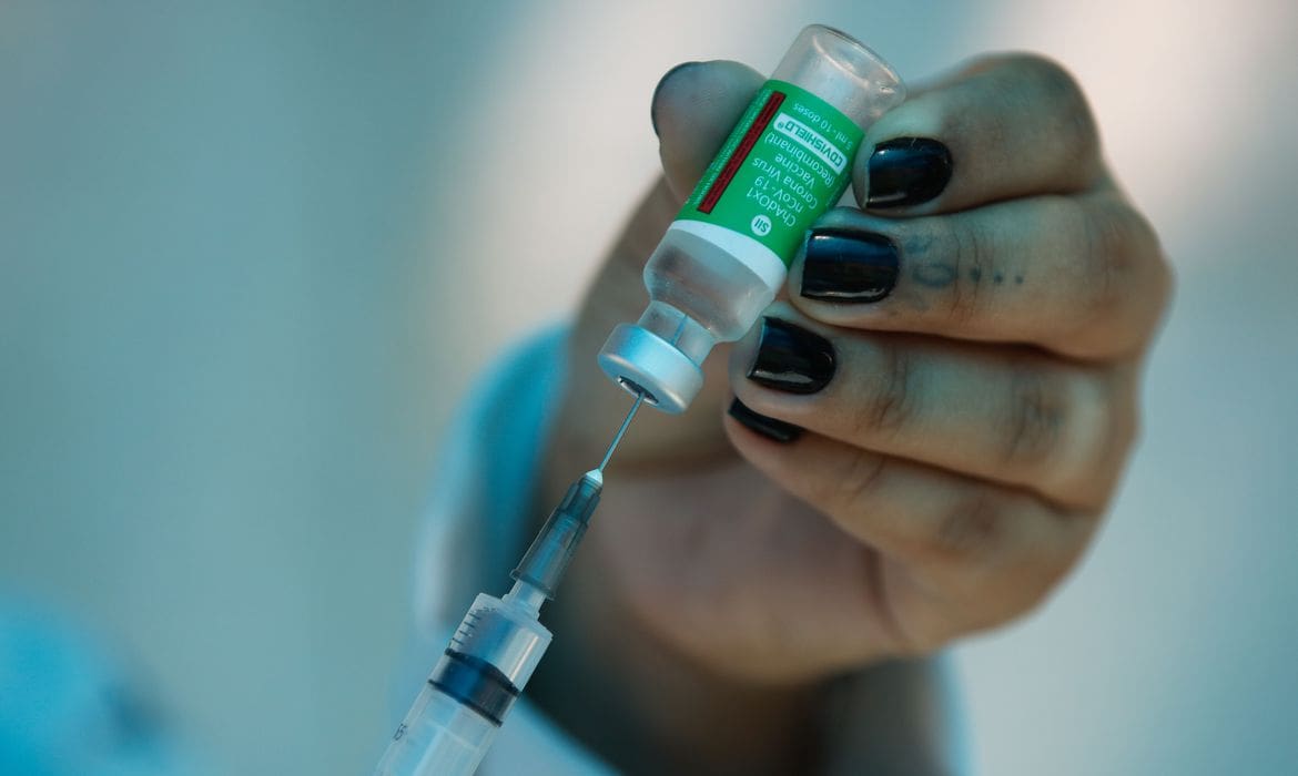 Conselho de Biomedicina defende ampla vacinação em Divinópolis e esclarece dúvidas sobre a imunização