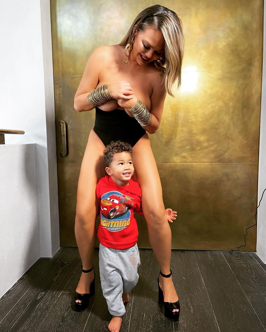 Chrissy Teigen tem pose sensual interrompida pelo filho de 2 anos