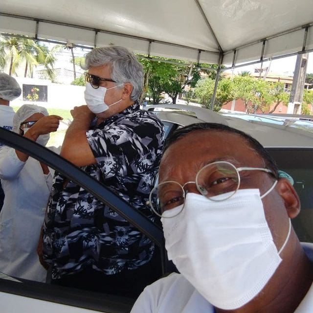 O cantor Sidney Magal, que recebeu a primeira dose da vacina contra covid-19 na Bahia