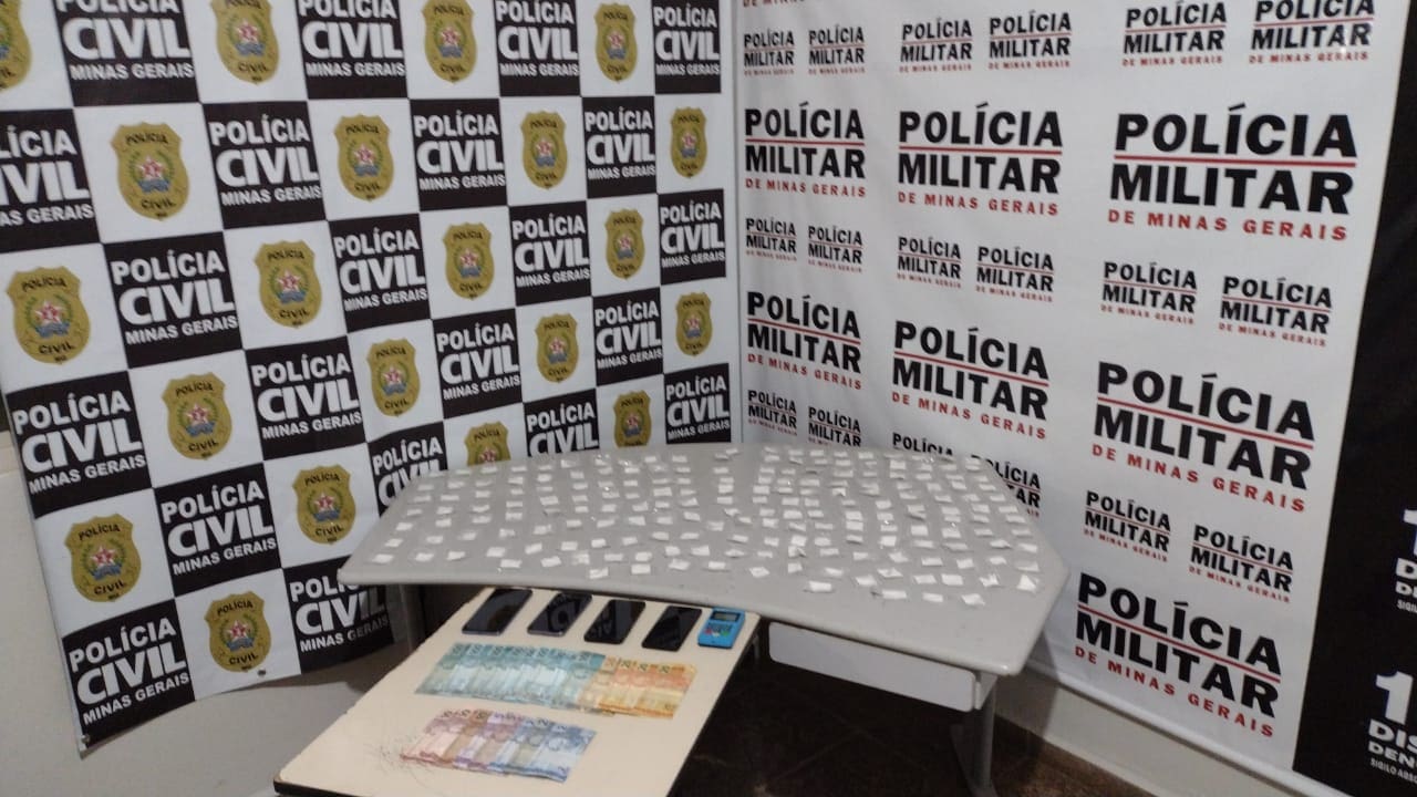 Polícia Civil e Polícia Militar de Minas apreendem cerca de 200 papelotes de cocaína