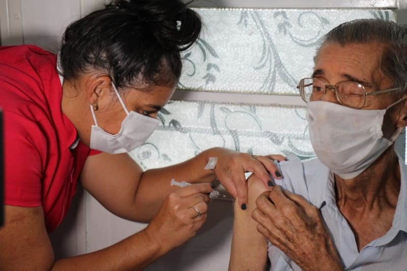 Idosos de 77 anos já podem se cadastrar para receber a vacina contra Covid-19 em Divinópolis