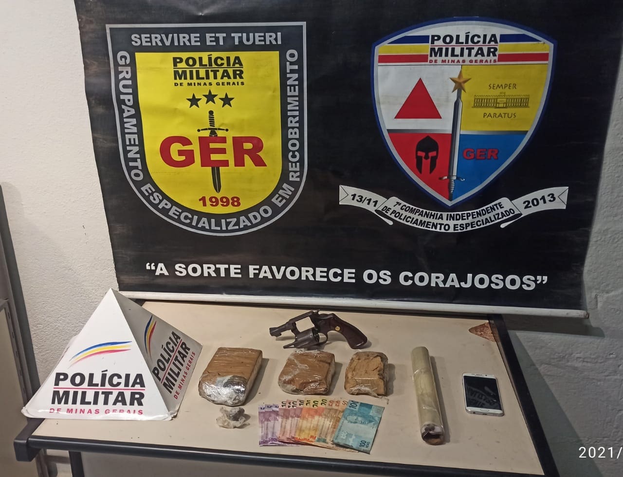 Após denúncia anônima, PM apreende arma e drogas no Planalto em Divinópolis
