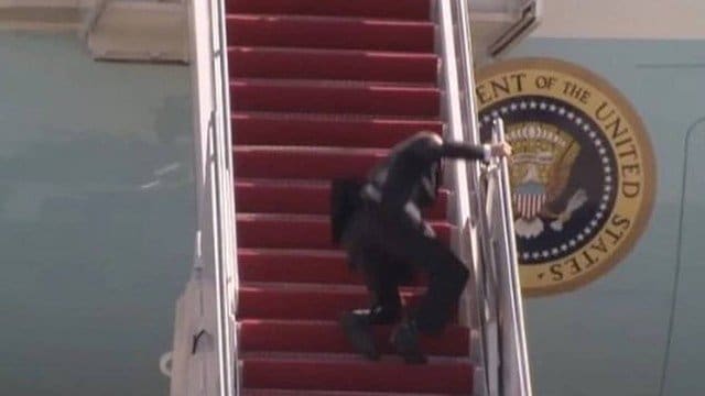 Biden cai três vezes em escada ao embarcar no Air Force One, assista ao video