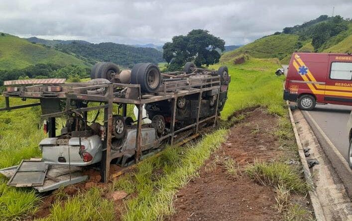 Caminhão que transportava veículos perde os freios e arremessa dois automóveis em Muriaé