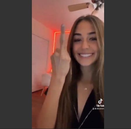 Garota vira celebridade na rede social por causa do dedo do meio gigante