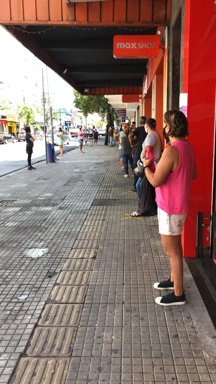 Possível aprovação do decreto dos feriados, provoca grande fila nos bancos hoje em Divinópolis