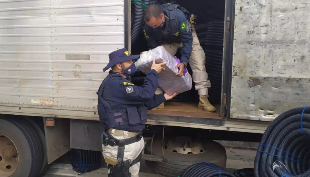 Um homem de 45 anos foi preso transportando cerca de 1,5 tonelada de maconha no compartimento de carga de um caminhão que trafegava pela BR-381, em Betim