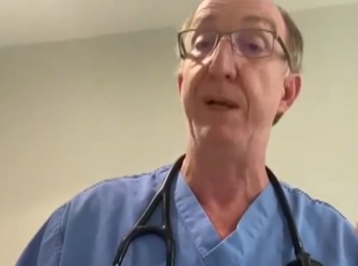 Medico desabafa após plantão e faz apelo: ‘Recusei mais de 40 pacientes’, assista ao video