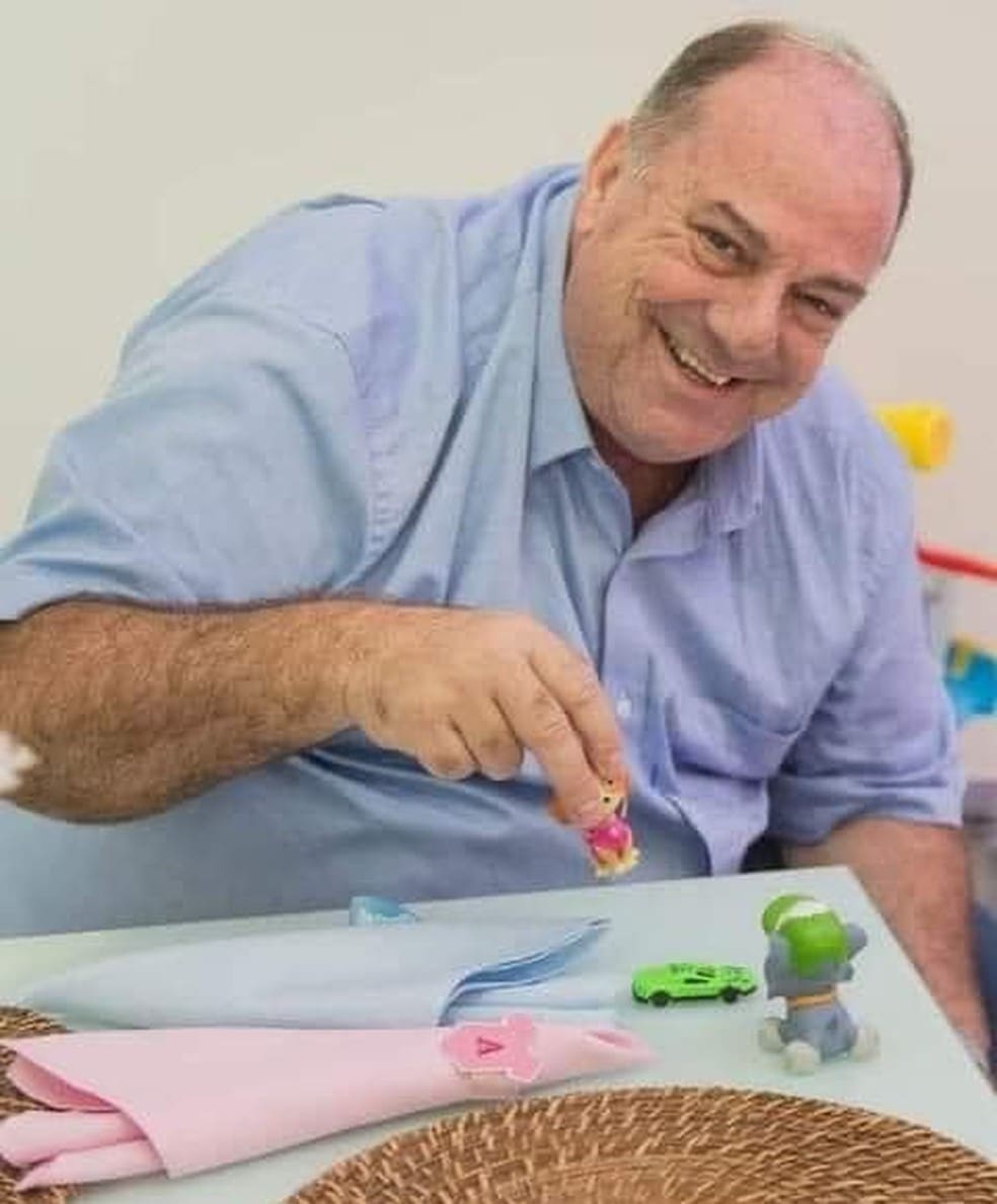 O narrador esportivo Edson Callegares Bortolomasi, de 62 anos, morreu nesta sexta-feira (26), devido a complicações da Covid-19
