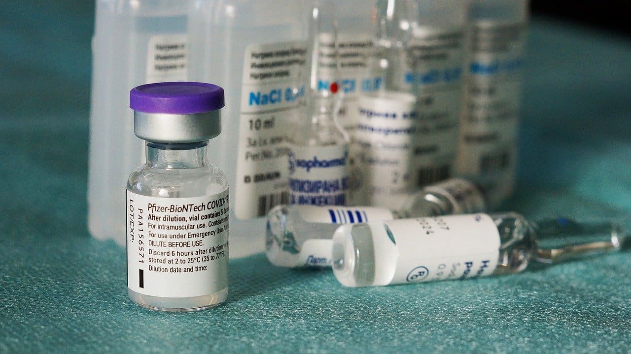 Governo assina com a Pfizer e com a Janssen contratos que preveem, ao todo,138 milhões de doses