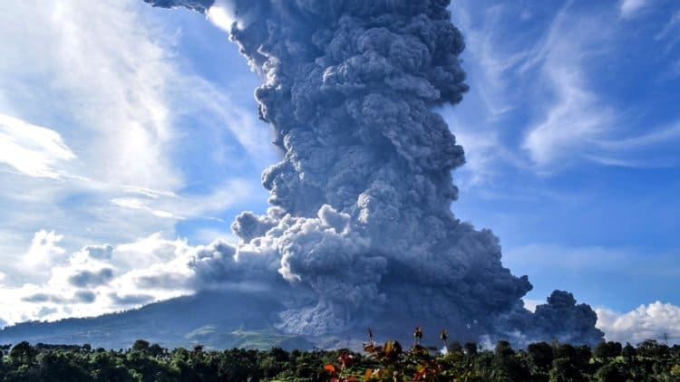 Vulcão Sinabung da Indonésia entra em erupção, veja o video