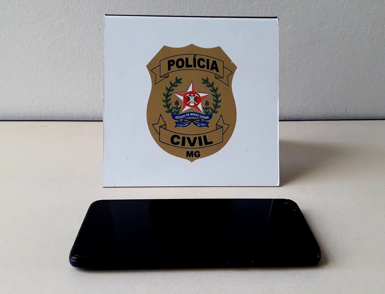 Polícia Civil investiga ex-prefeita e ex-secretário de Iguatama por posse de celulares que deveriam ser do município