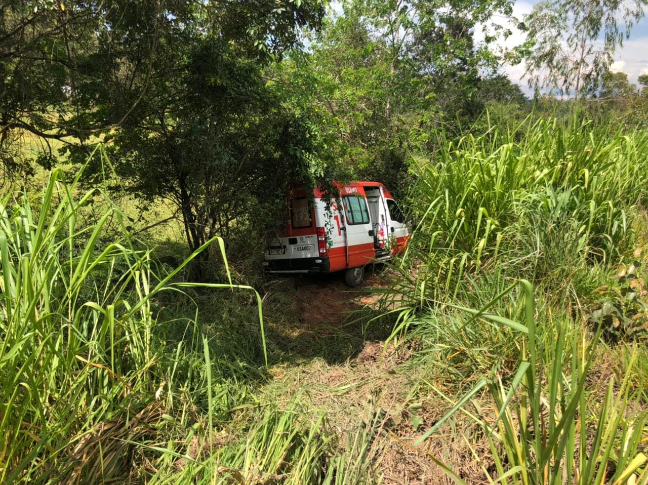 Ambulância do Samu sai da pista em São Sebastião do Oeste