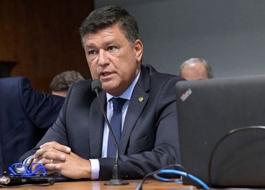 Carlos Viana comemora a redução do ICMS sobre os combustíveis