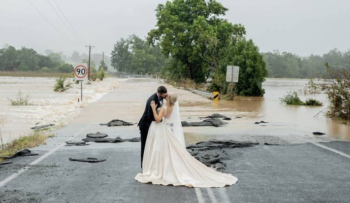 Casal é resgatado de enchente de helicóptero para não perder o próprio casamento
