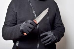 Homem, de 27 anos, avistou a companheira dan&ccedil;ando com outro homem e disferiu duas facadas no advers&aacute;rio.