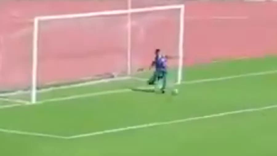Gandula invade o campo e impede gol de seu time; assista.
