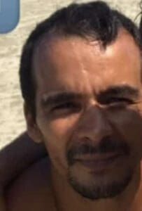 Homem &eacute; assassinado dentro do carro em Cl&aacute;udio