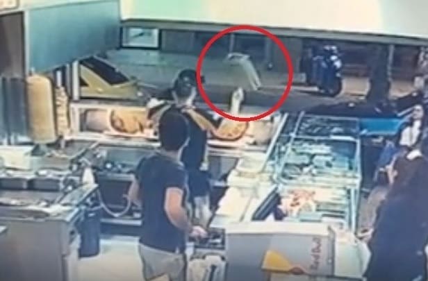 O homem usa a fritadeira para agredir suspeito e evitar furto