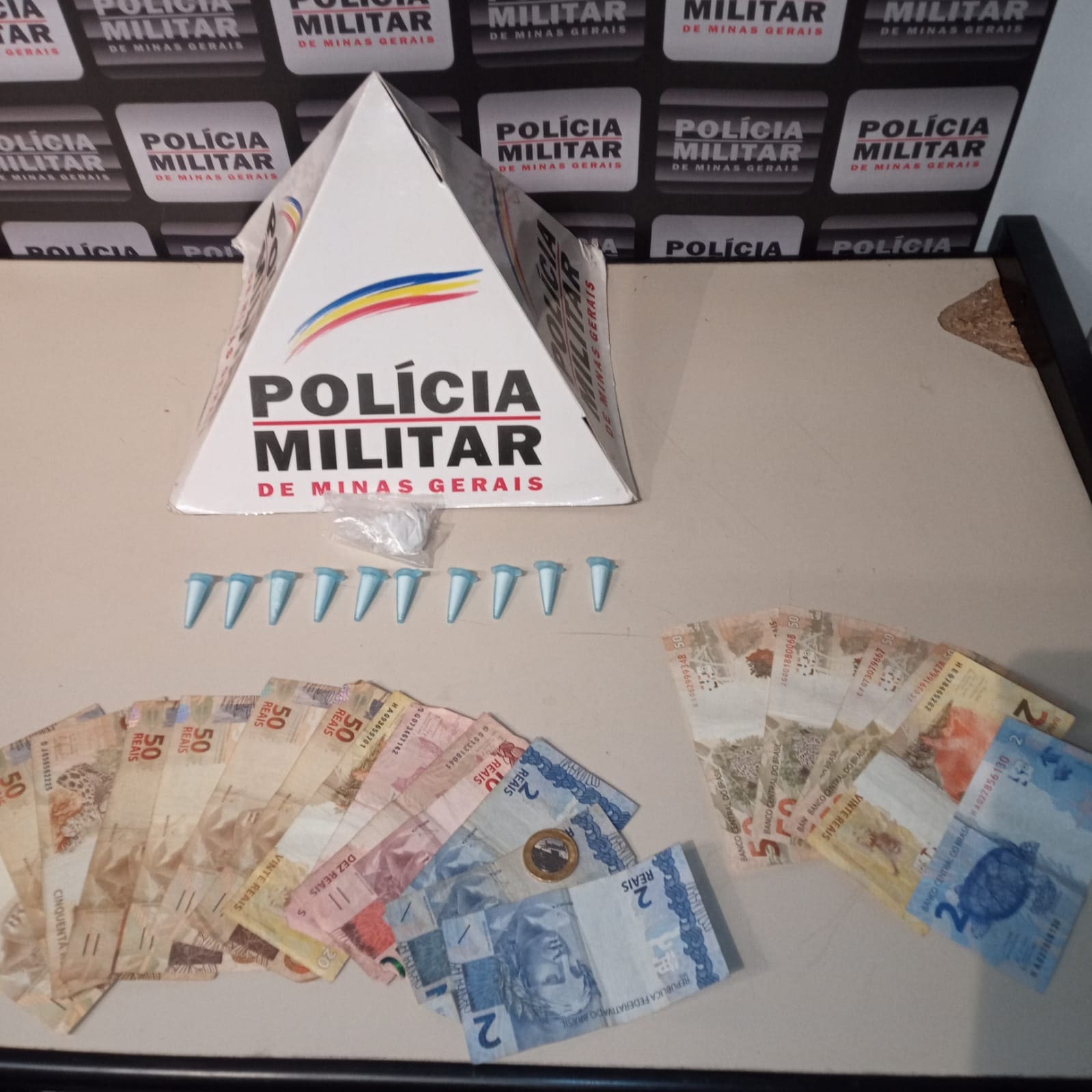 Polícia Militar apreende cocaína e dinheiro com suspeitos de tráfico de drogas no centro de Divinópolis