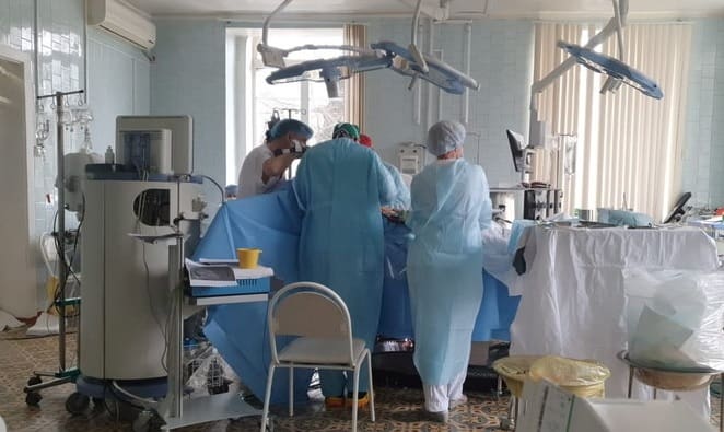 Médicos finalizam cirurgia mesmo com hospital em chamas