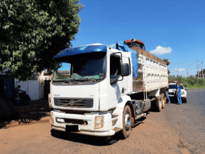 PCMG prende dois suspeitos por roubo e recuperou um caminh&atilde;o com um trator contendo carga de veneno