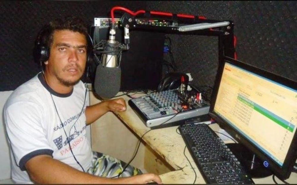 Radialista é morto a tiros na porta de casa no sudoeste da Bahia