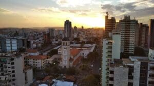Covid-19: Prefeitura de Divin&oacute;polis fecha clubes e reduz hor&aacute;rios de academias e sal&otilde;es de beleza; &agrave;s segundas e ter&ccedil;as-feiras, bares s&oacute; por delivery