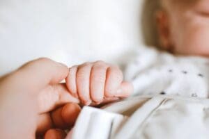 Crian&ccedil;a de Divin&oacute;polis diagnosticada com AME no teste do pezinho inicia tratamento em BH
