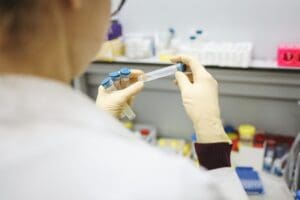 Aten&ccedil;&atilde;o gestantes: Est&aacute; suspensa a vacina&ccedil;&atilde;o contra a Covid-19 da AstraZeneca em mulheres gr&aacute;vidas.