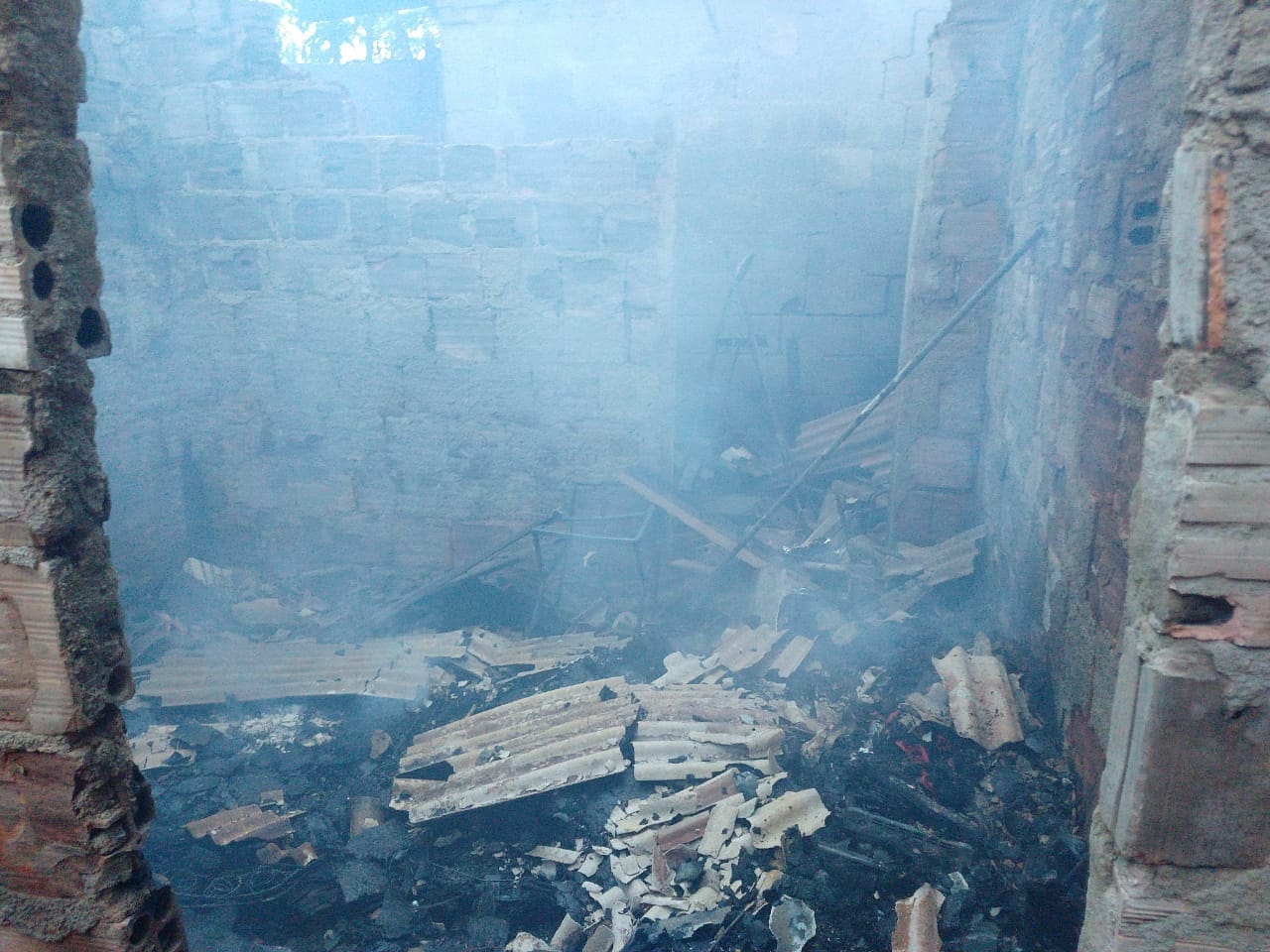 Homem morre em incêndio na Vila João Cota em Divinópolis