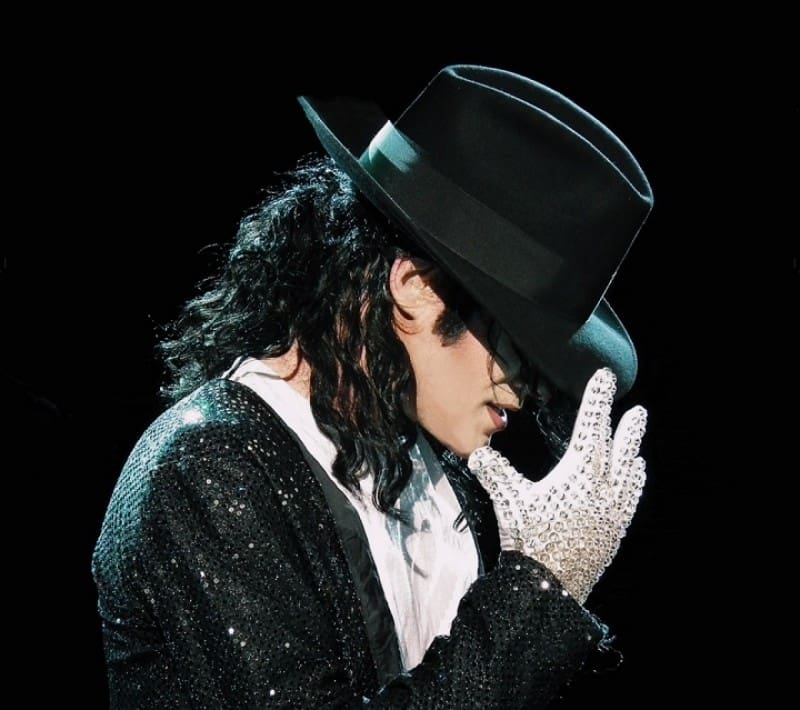 Por que Michael Jackson usava luva?