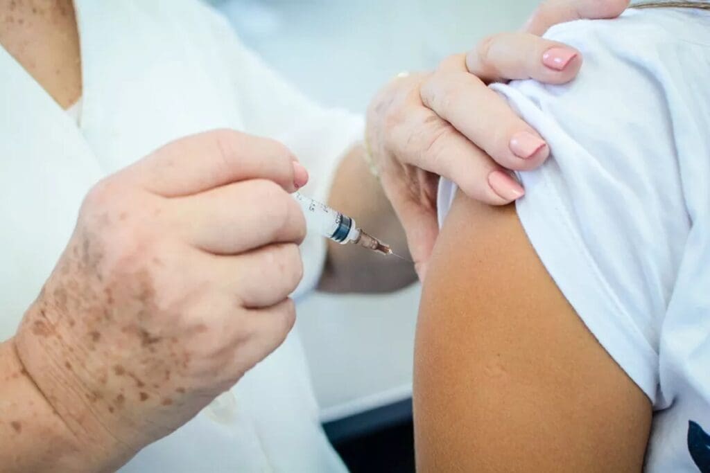 Segunda dose para profissionais da saúde vacinados em fevereiro será no sábado