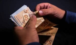 Aprenda como não gastar o seu dinheiro com Tonhão mão…